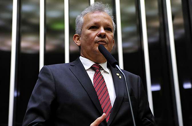 Comunicações: moeda de troca evidencia falta de política