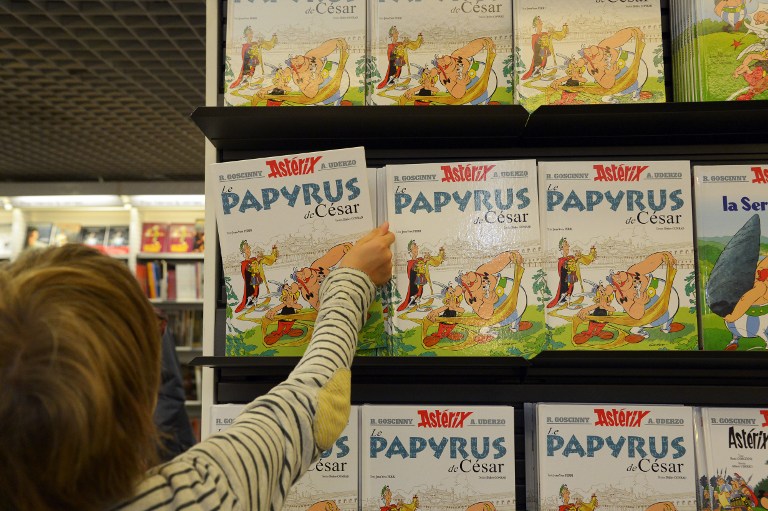 Garoto pega o novo álbum de Asterix em livraria de Paris, em 22 de outubro. A série está renovada 