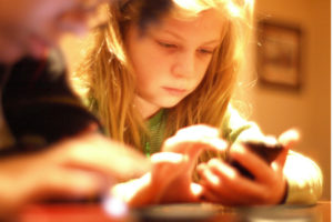 Apps para monitorar filhos: segurança ou invasão de privacidade?