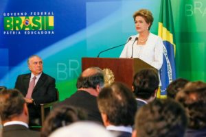 Reforma ministerial: sai a crise política, fica a crise econômica