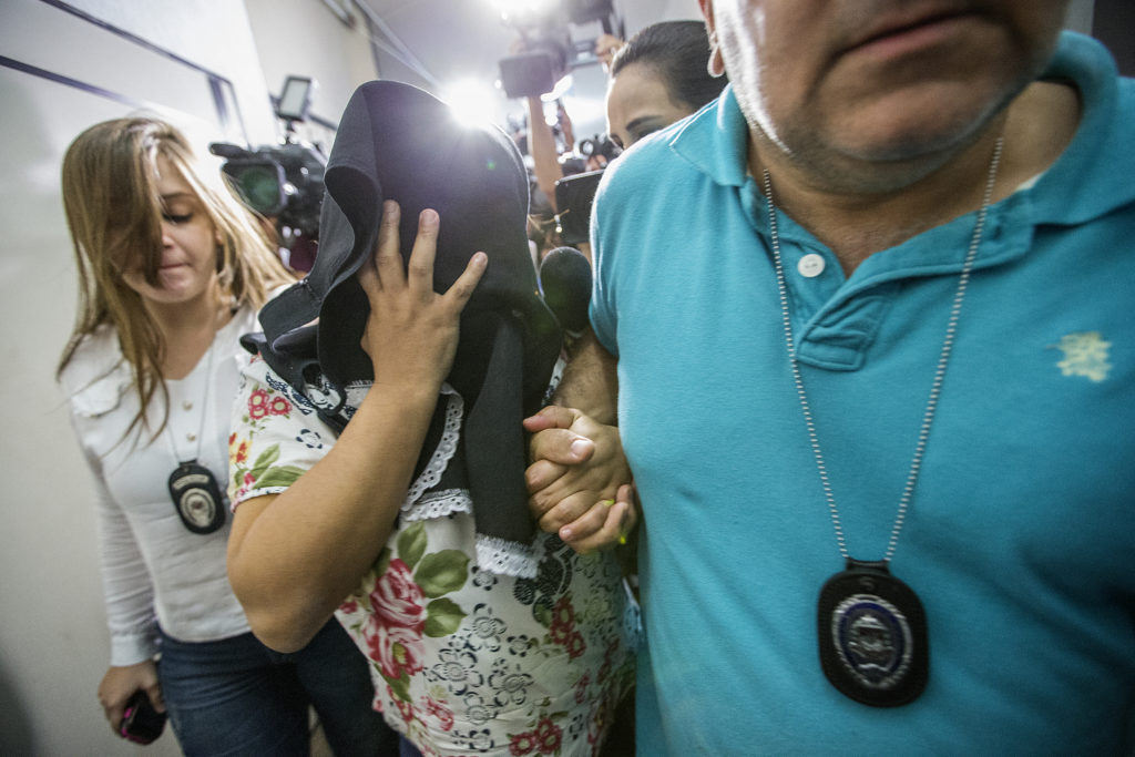 E quem se responsabiliza pelo abandono da mãe?