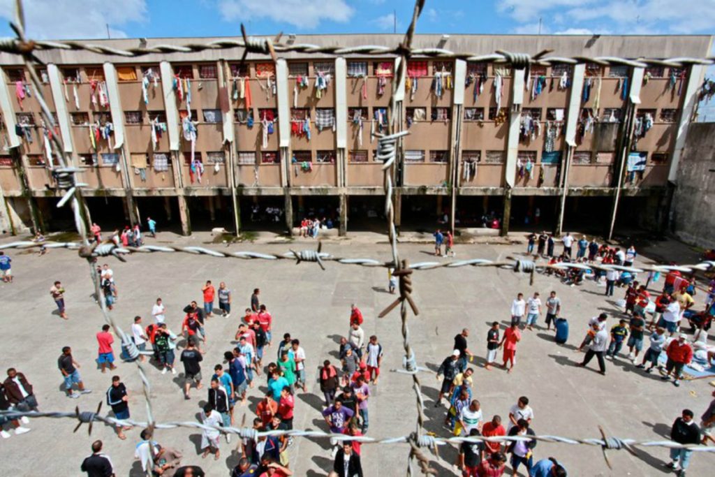 STF forma maioria para julgar inconstitucional revista íntima obrigatória para visitantes em presídios