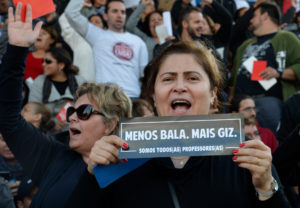 Fechamento de escolas: Beto Richa é pressionado e recua 