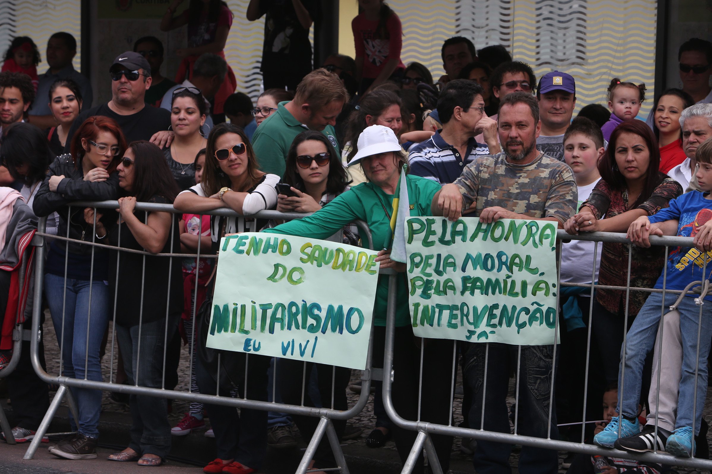 Desfile e manifestações por intervenção militar durante a parada de Sete de Setembro em Curitiba 