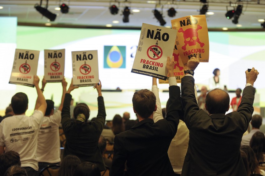 Protesto durante a 13ª rodada de licitações de petróleo e gás da Agência Nacional do Petróleo, em outubro: a cadeia produtiva sente os efeitos da corrupção 