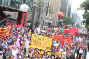 Protestos contra ajuste fiscal e Cunha ocupam ruas de SP e DF
