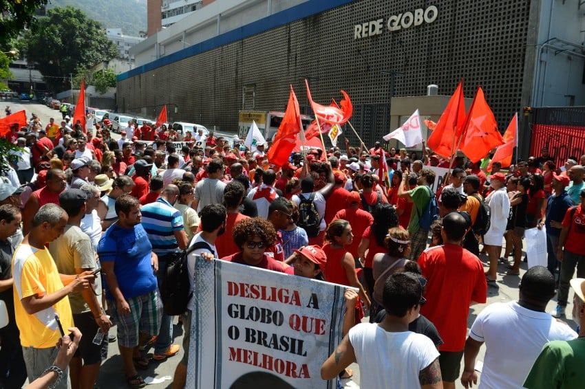 Protesto em frente à sede da Globo, no Rio, em 6 de março, em defesa de Lula 