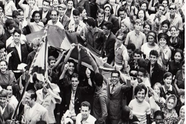 População comemora golpe de 1964 em frente ao Palácio do Guanabara, no Rio de Janeiro 
 
