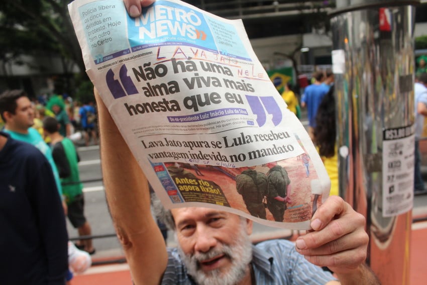 Manifestante com exemplar do jornal MetrôNews protesta contra Dilma e Lula no domingo 13 