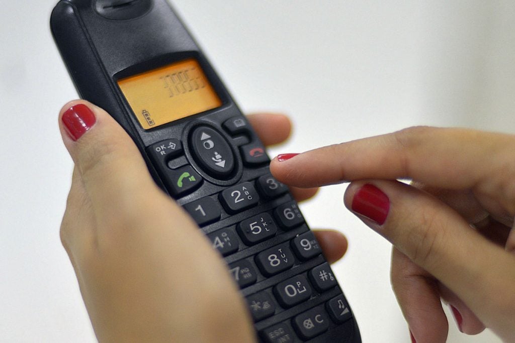 Deputados, governo e empresas atacam direito à Internet em meio à crise