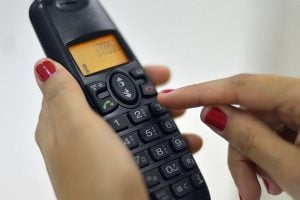 Deputados, governo e empresas atacam direito à Internet em meio à crise