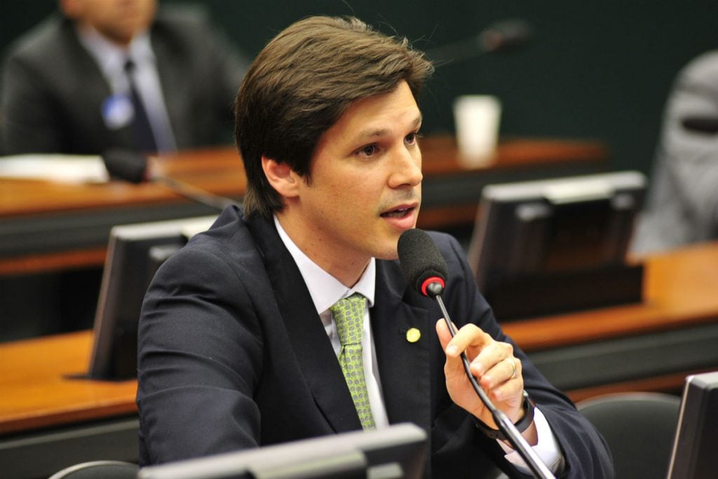 Projeto de lei privatiza infraestrutura de acesso à rede; entenda