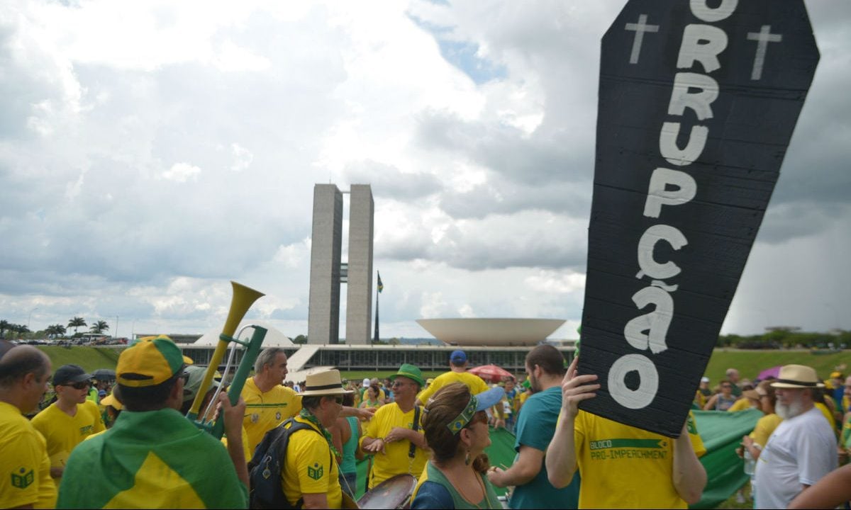 Manifestantes em Brasília protestam contra a corrupção em dezembro de 2016 
