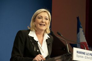 Le Pen adere à aliança de Salvini para fortalecer direita europeia