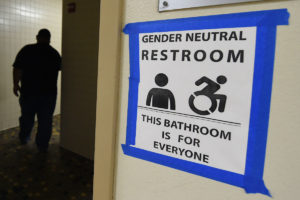 Trump revoga normas sobre acesso de transgêneros a banheiros