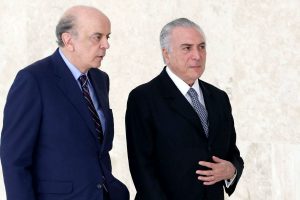 Autor de uma política externa desastrosa, Serra sai pela porta dos fundos