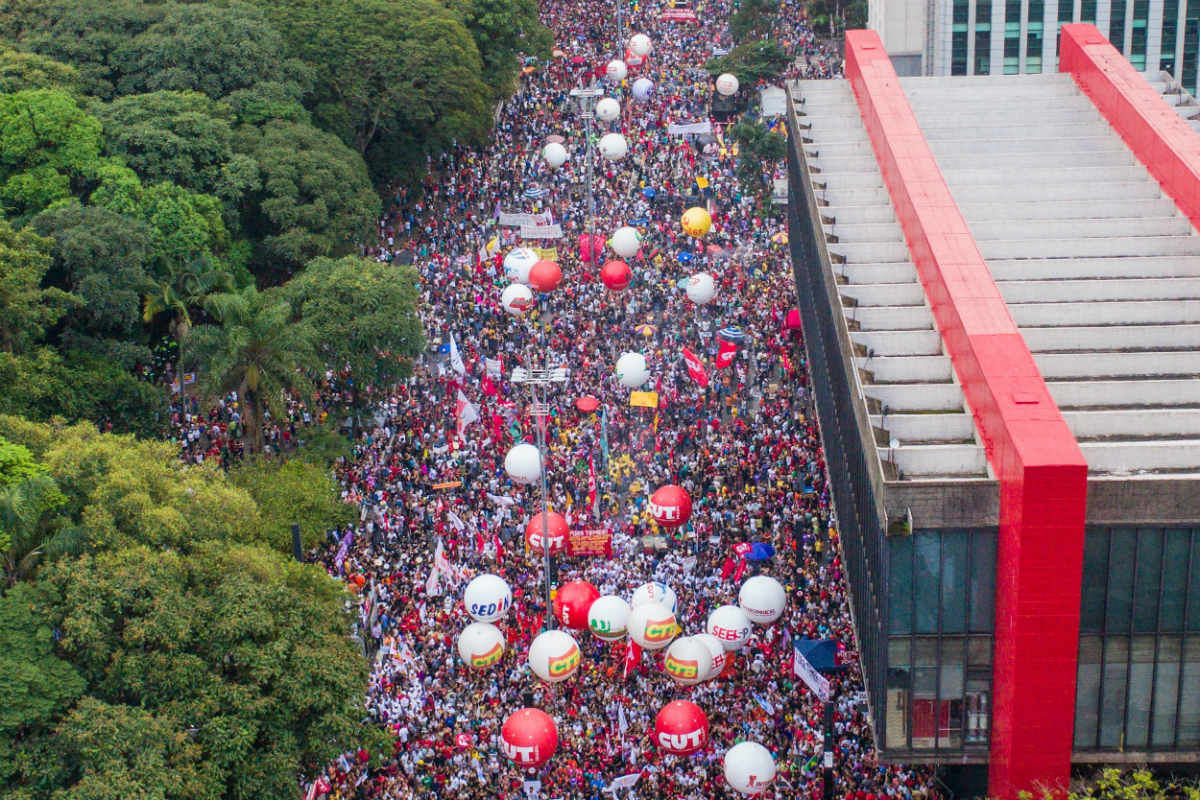 Em São Paulo, a Avenida Paulista ficou completamente tomada por manifestantes 