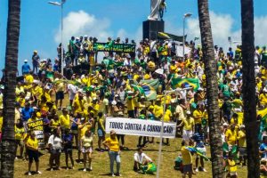 Quase todos os políticos brasileiros cometem ilegalidades diariamente