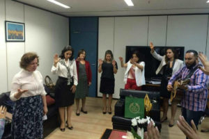 Secretária das Mulheres de Temer faz culto evangélico em gabinete
