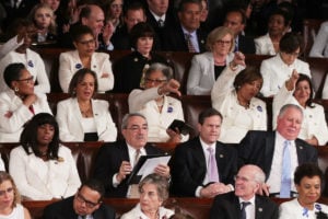 Por que mulheres usaram branco durante o discurso de Trump no Congresso