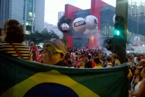 Camisa e bandeira do Brasil, contra a corrupção... e contra a reforma da Previdência