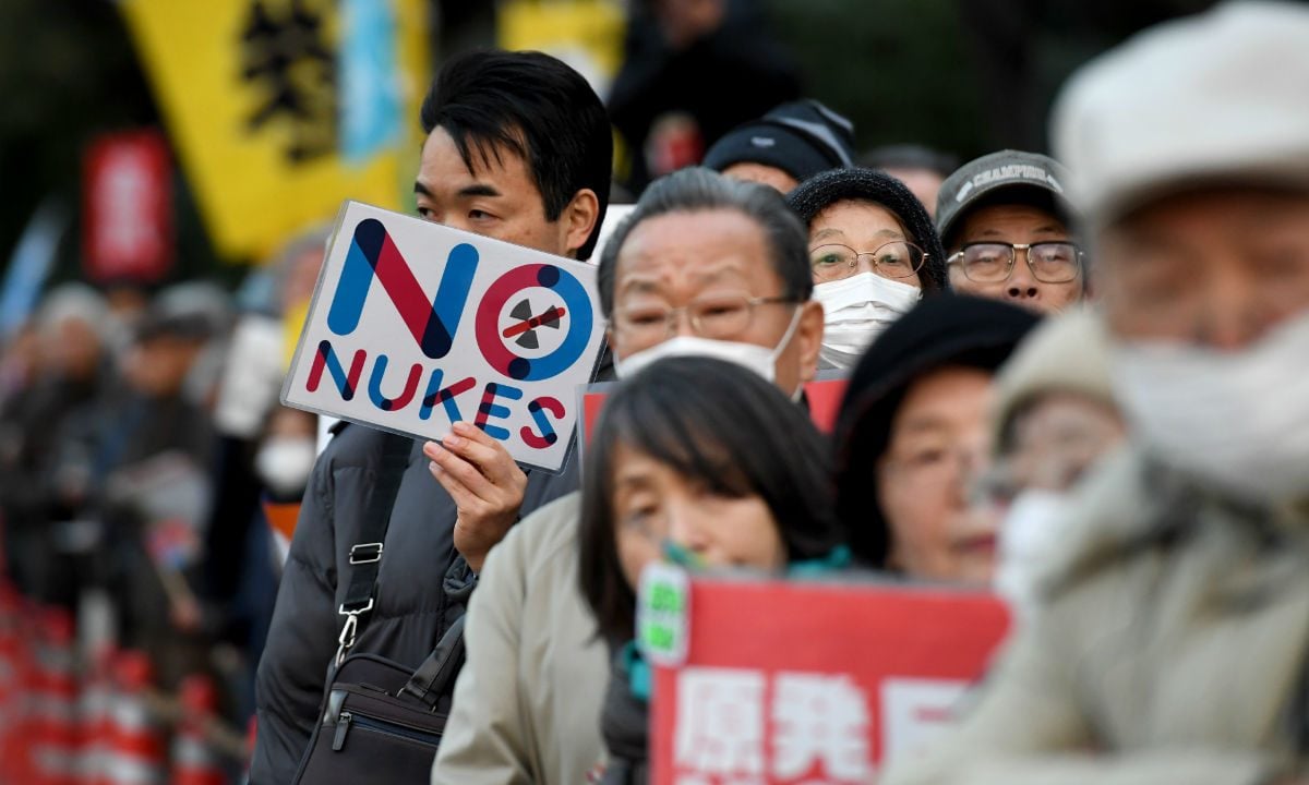 Manifestantes se reúnem em frente ao Parlamento japonês no aniversário de seis anos do desastre 