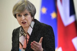 A nove dias do Brexit, Theresa May pede adiamento