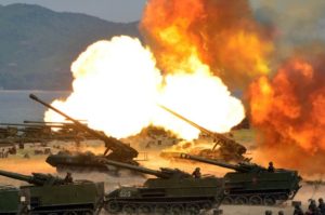 Coreia do Norte celebra aniversário do exército com manobras militares