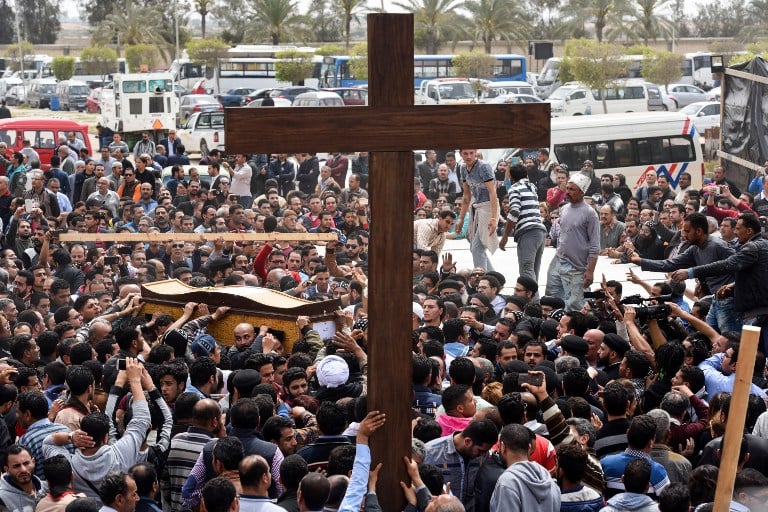 Em Borg El-Arab, cidade vizinha a Alexandria, cristãos fazem procissão em homenagem às vítimas do terror 