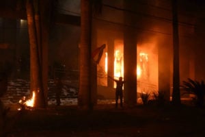 Senado aprova reeleição, e manifestantes põem fogo no Congresso do Paraguai