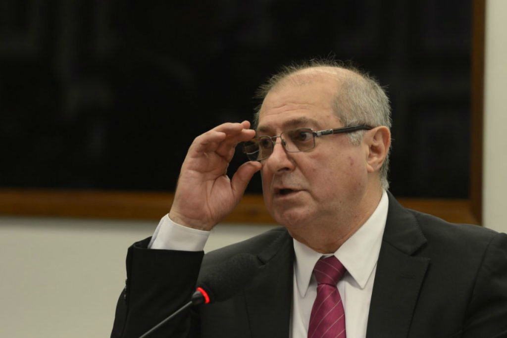 E atenção, lá vai o