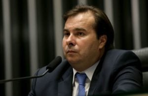 Rodrigo Maia reedita Cunha e faz manobra para aprovar urgência