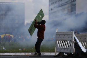 Polícia reprime ato contra Temer; Governo convoca tropas federais