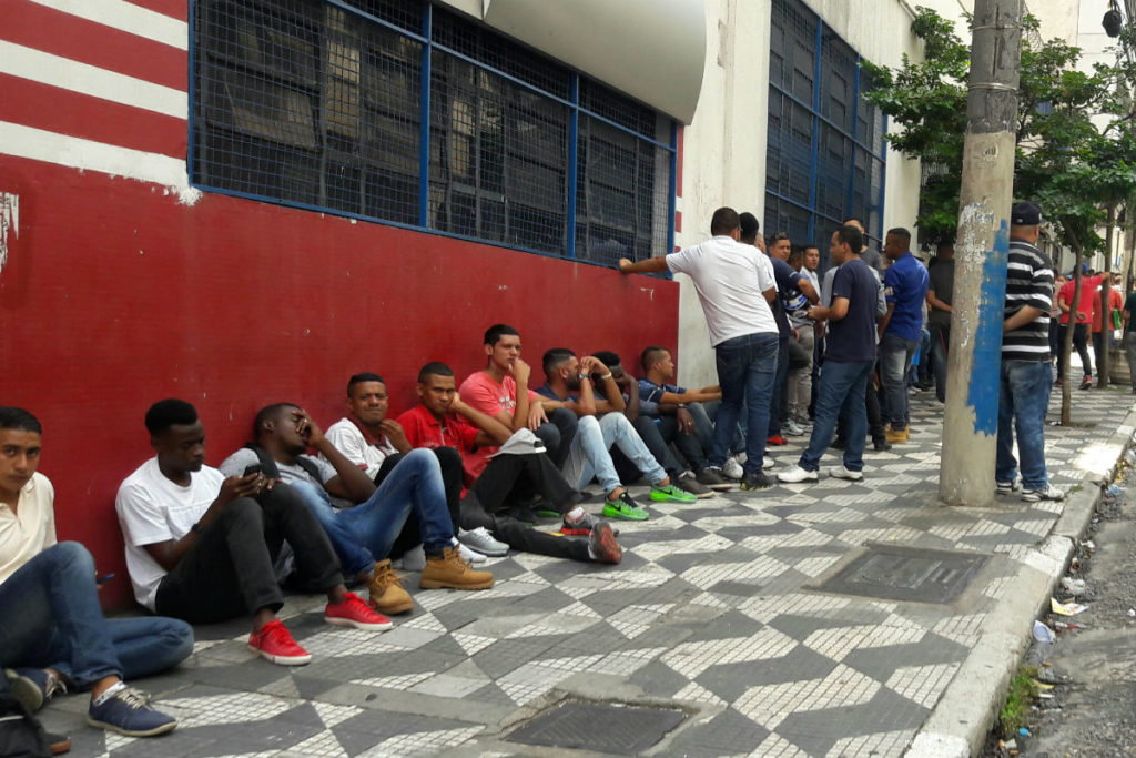 Desemprego mantém trajetória de alta e atinge 13,6% em abril