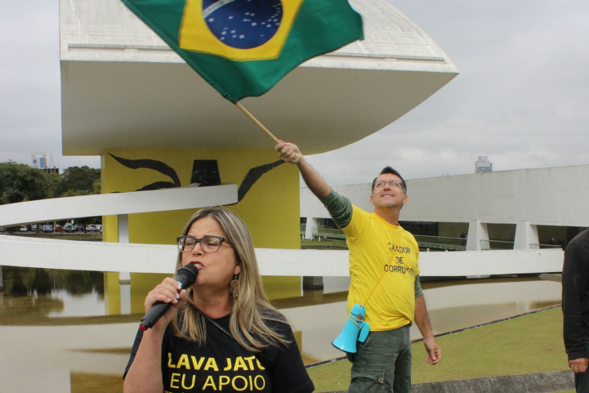 Em Curitiba, grupo pró-Lava Jato denuncia “os comunistas”
