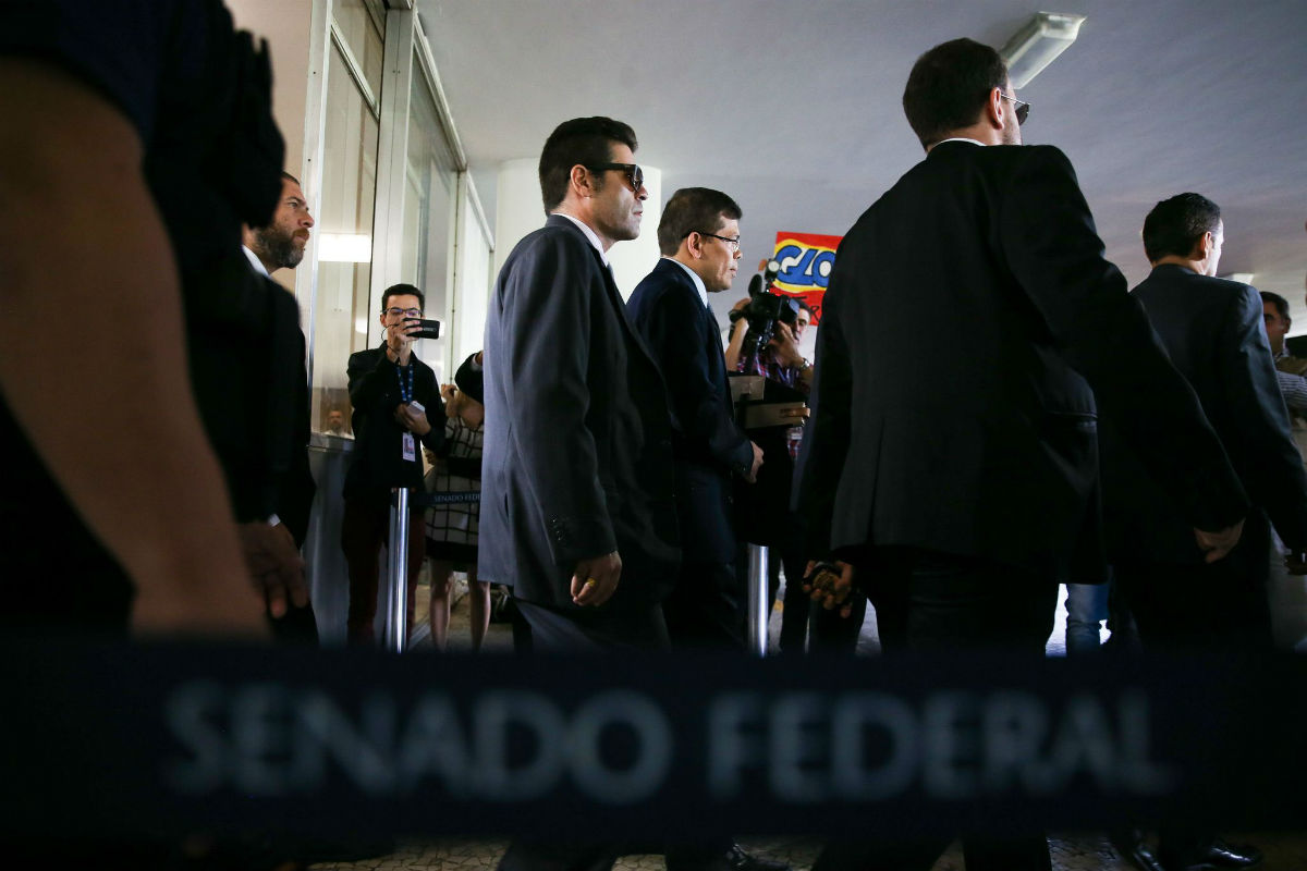 Agentes da Polícia Federal fazem apreensão de documentos no gabinete de Aécio Neves  
