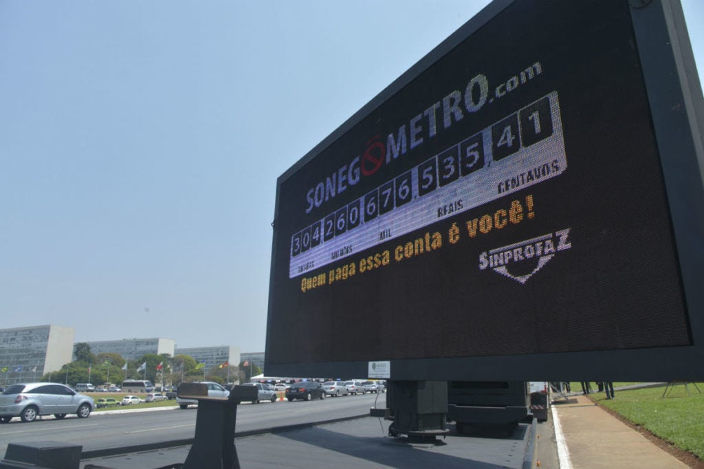 Por que se sonega tantos impostos no Brasil?