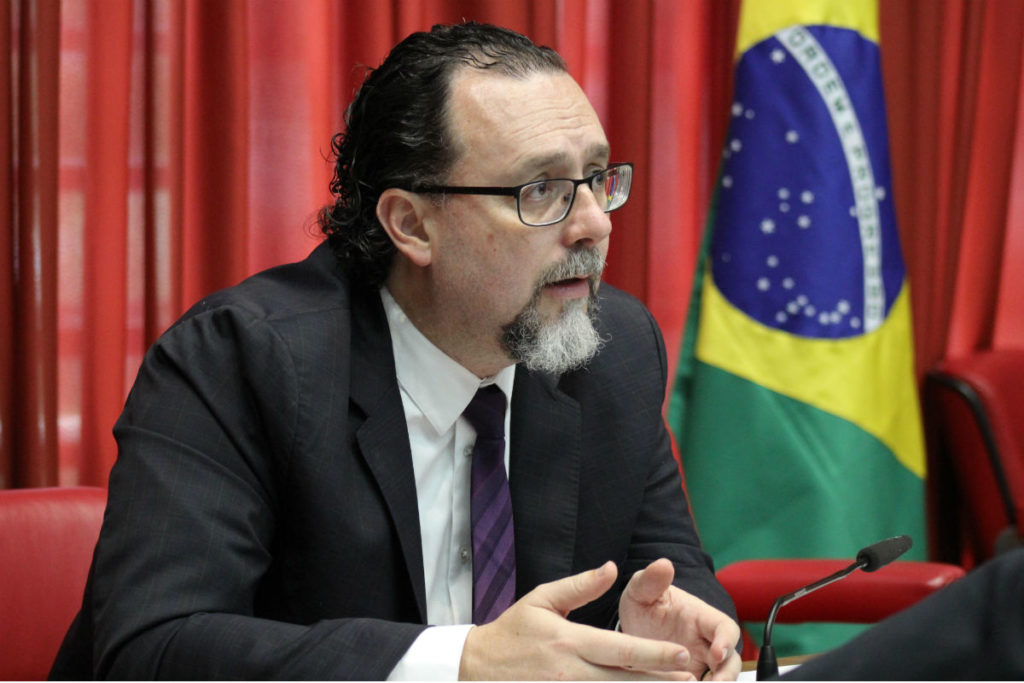 “Ficar no governo Temer é dar abraço de afogado”, diz deputado tucano