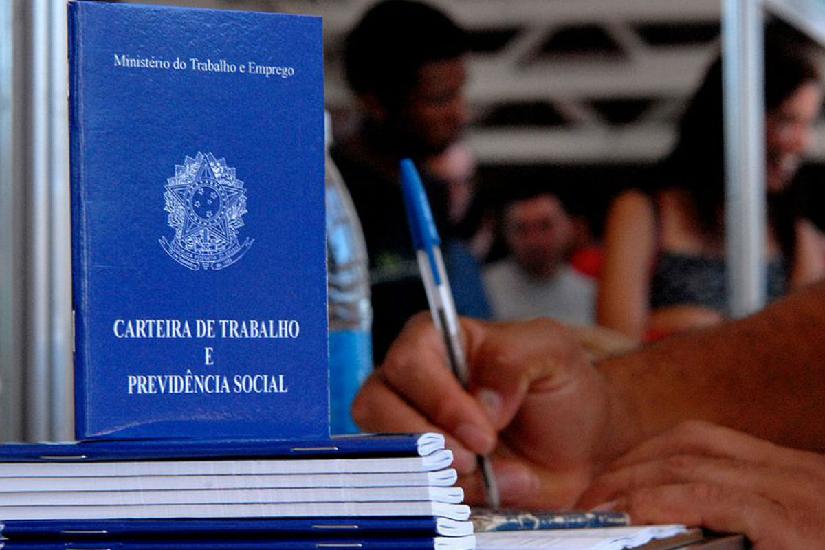 Emprego com carteira assinada sobe pelo segundo mês seguido