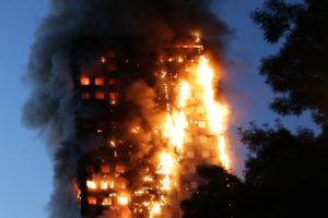 Sobreviventes de incêndio em Londres relatam desespero