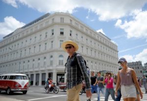 Ricos e pobres se confrontam em nova galeria de luxo de Havana