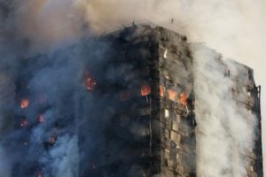 Doze mortos e vários desaparecidos em grande incêndio em Londres