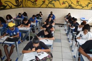 Em vez de combater o desemprego, Bolsonaro faz cruzada contra a Educação