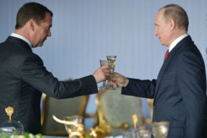 Rússia está pronta para defender territórios com armas nucleares, afirma Medvedev