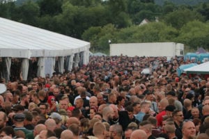Polícia alemã investiga saudação nazista em show de rock