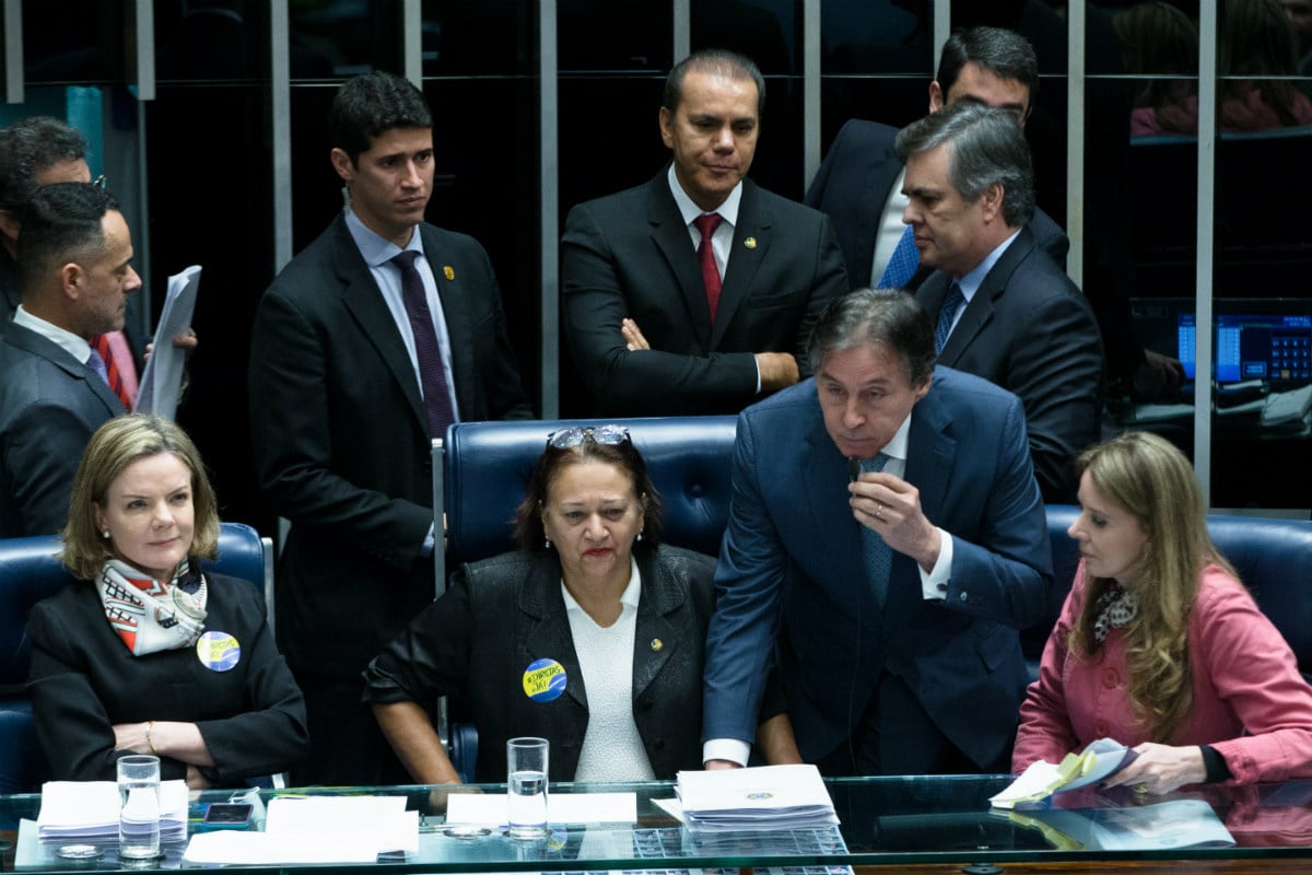 Senadores da oposição ocuparam a Mesa da Casa na sessão desta terça 11 