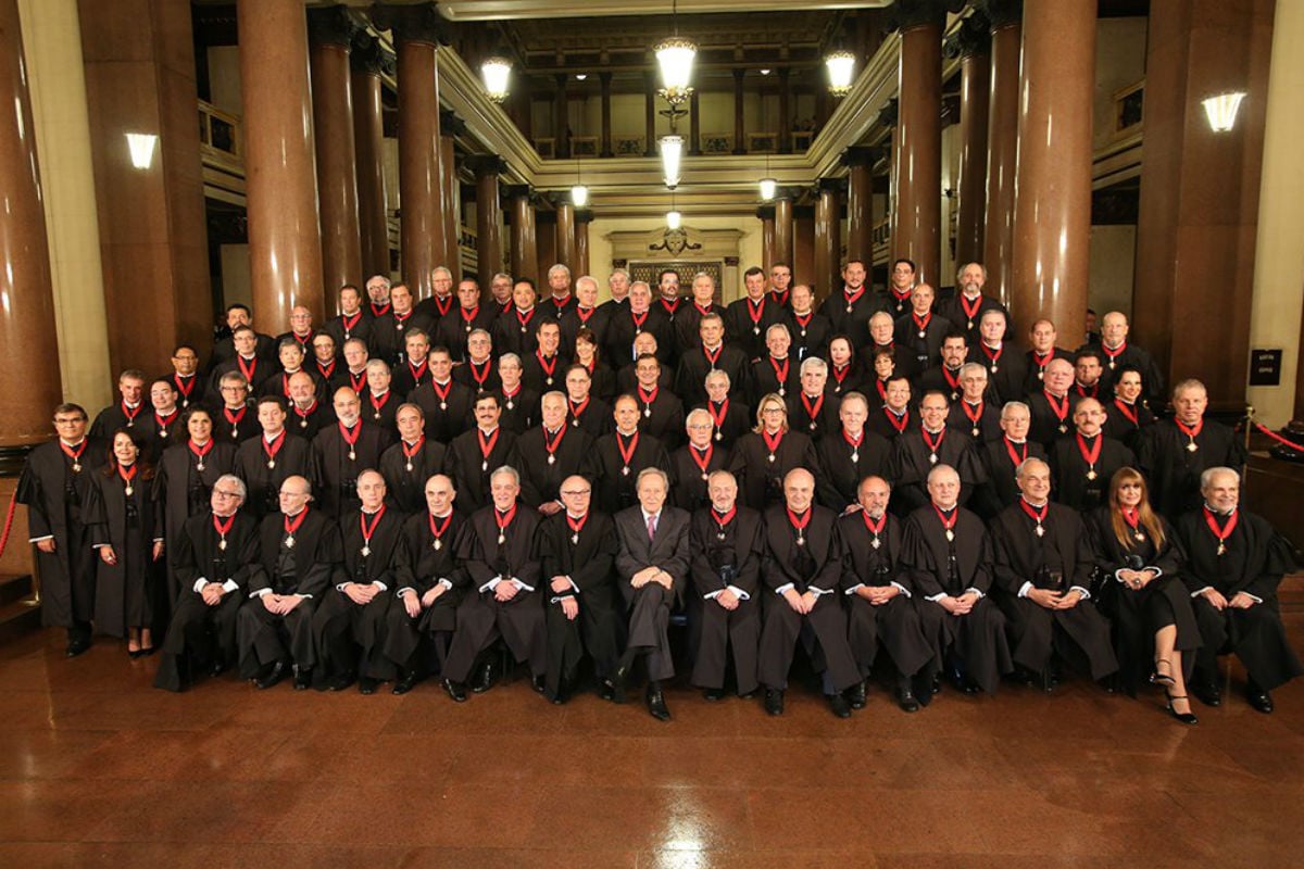 Desembargadores do Tribunal de Justiça de São Paulo; ao centro, o ministro Ricardo Lewandowski 
