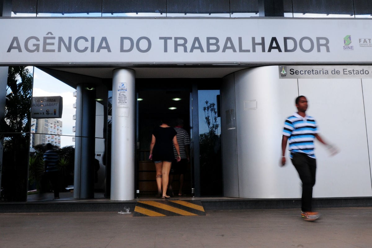 Desistência e informalidade seguram a taxa de desemprego no País