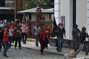 Partidários de Maduro invadem Parlamento e ferem deputados da oposição