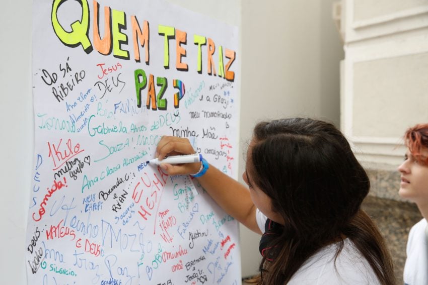 Professores e alunos da rede municipal de ensino participam de ato pela paz no Museu de Arte do Rio, na zona portuária da capital fluminense, em 17 de agosto 